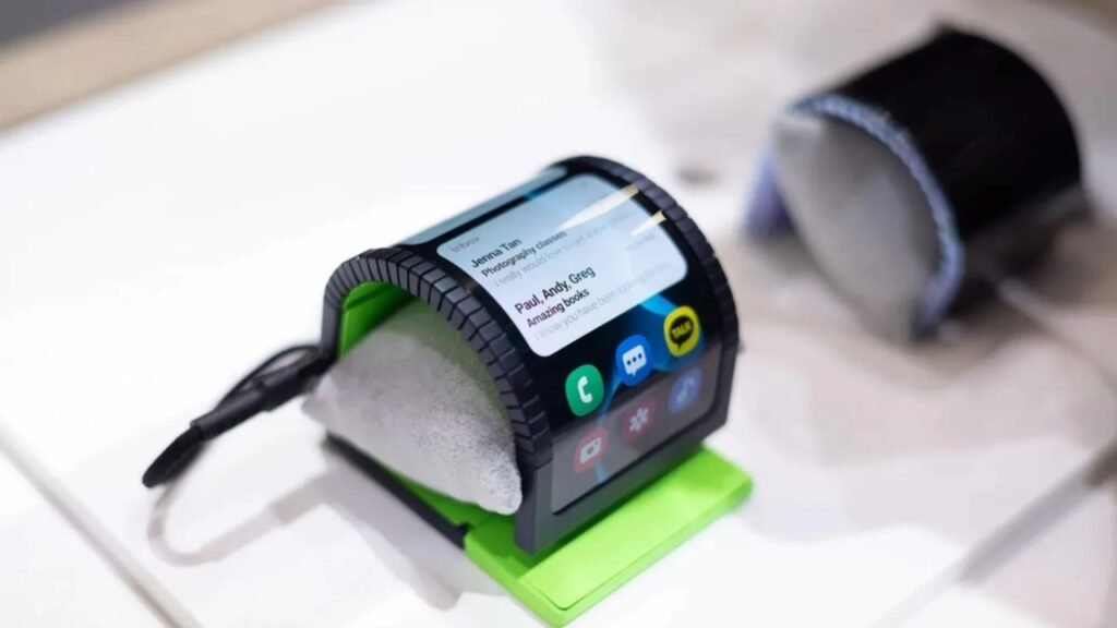 A picture showing Samsung’s Bendable Smartphone, called Samsung Cling Band